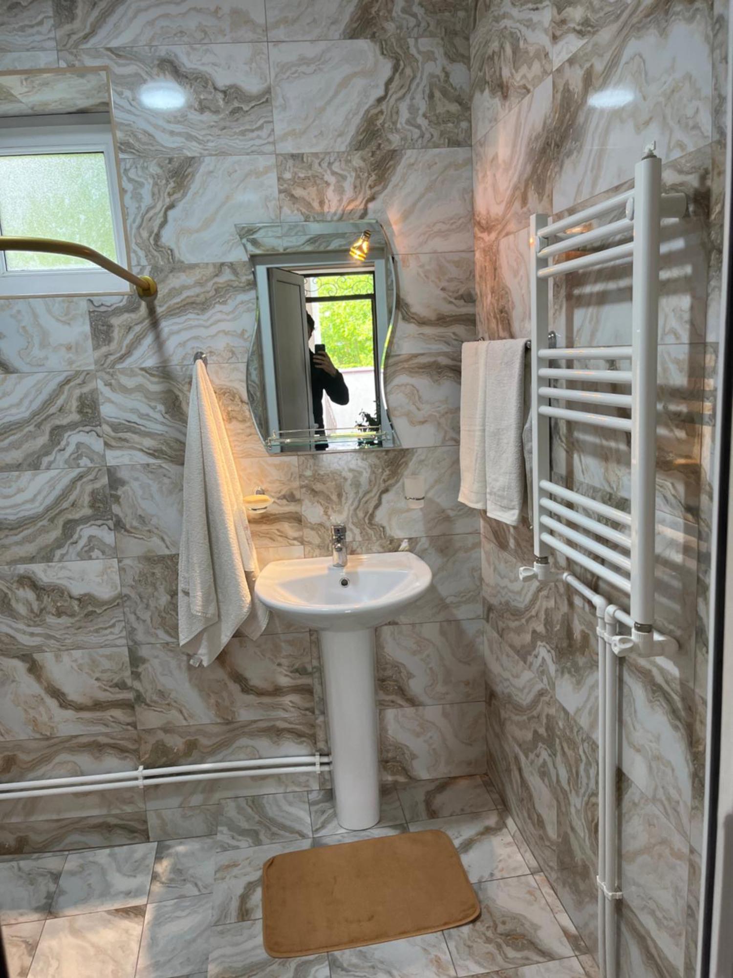 مبيت وإفطار فانادزور Inexpensive House المظهر الخارجي الصورة