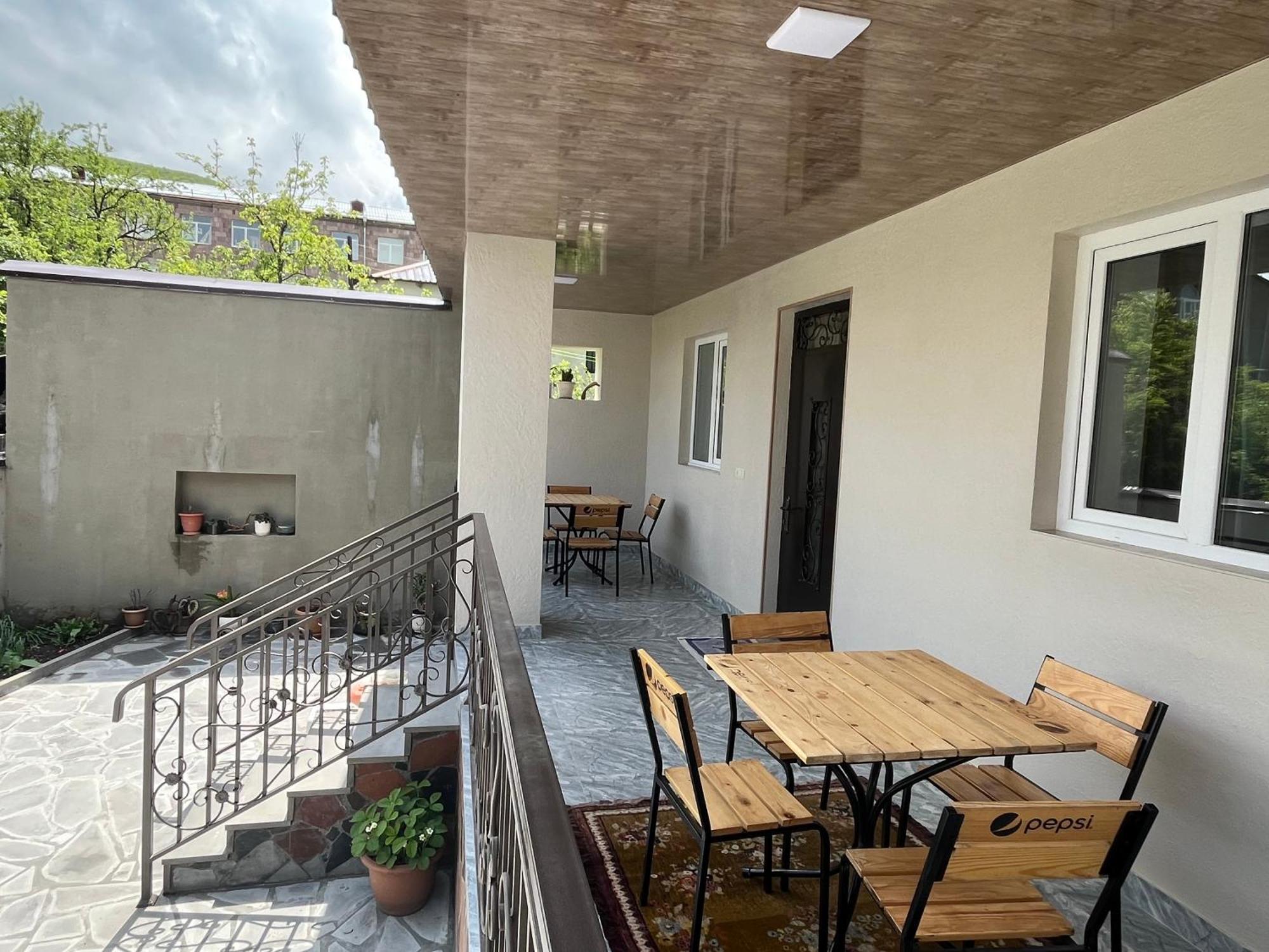 مبيت وإفطار فانادزور Inexpensive House المظهر الخارجي الصورة
