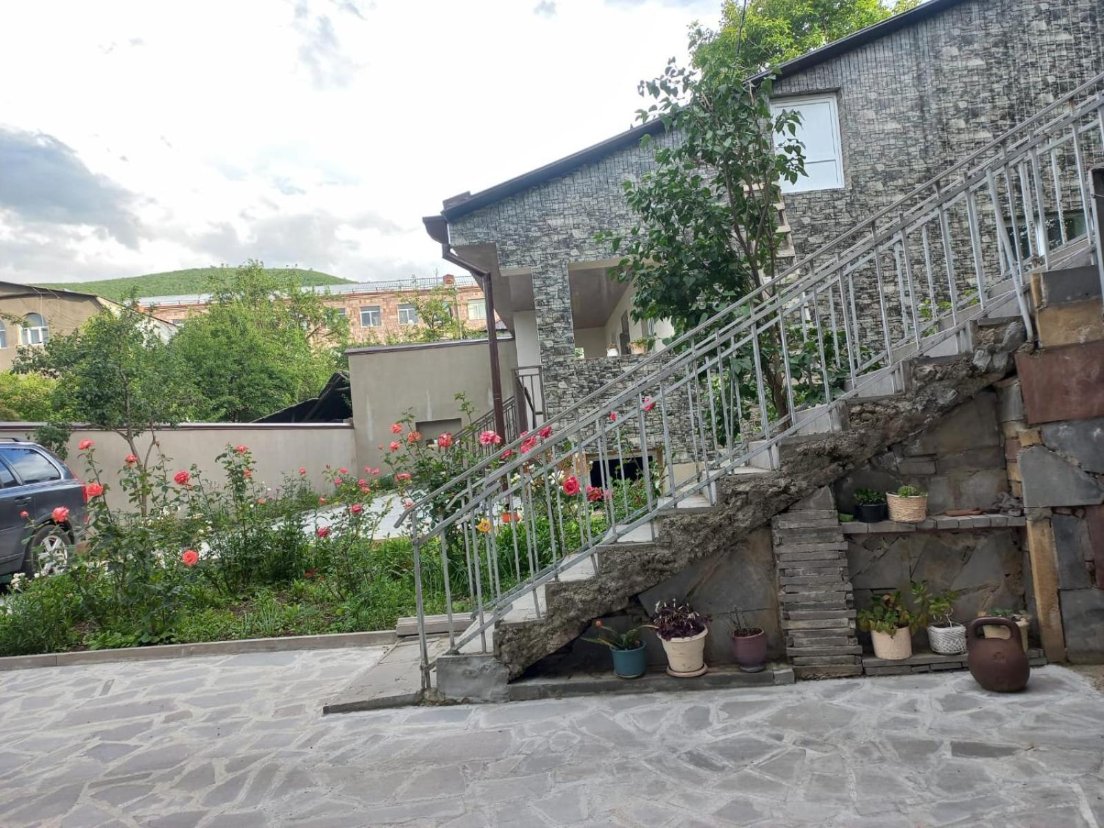 مبيت وإفطار فانادزور Inexpensive House المظهر الخارجي الصورة